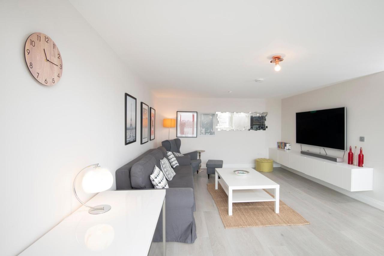 Spacious Apartment With Parking Space, Close To Heathrow, Elizabeth Line And Windsor Maidenhead Extérieur photo
